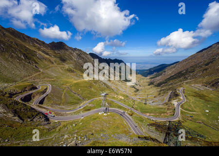 Una bellissima vista la mattina del Transfăgărășan road, il secondo più elevato di strada lastricata in Romania dopo la Transalpina. Foto Stock