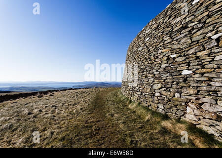 Grianan Aileach fort circolare collina sacra antico popolo opinioni Lough Swilly Lough Foyle e County Donegal Derry Tyrone 2000AD Foto Stock