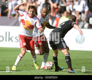 Washington, DC, Stati Uniti d'America. 31 Agosto, 2014. 20140831 - D.C. Regno defender Bobby Boswell (32), a destra si rompe un anticipo da New York Red Bulls centrocampista Eric Alexander (12), a sinistra e a New York Red Bulls avanti Thierry Henry (14) nella seconda metà a RFK Stadium di Washington. Regno sconfitto il Red Bulls, 2-0. Credito: Chuck Myers/ZUMA filo/Alamy Live News Foto Stock