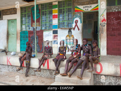 Hamer tribù bambini in una scuola, Turmi, Valle dell'Omo, Etiopia Foto Stock