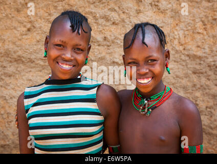 Hamer tribù ragazze, Dimeka, Valle dell'Omo, Etiopia Foto Stock