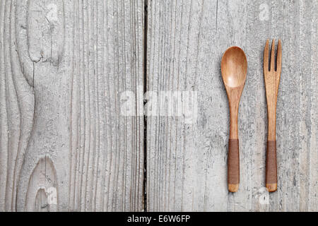 Il cucchiaio di legno e la forcella sulla tavola Foto Stock