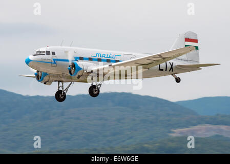 SLIAC, Slovacchia - 30 agosto: Volo di Lisunov Li-2 durante airshow SIAF in Sliac, Slovacchia il 30 agosto 2014 Credit: Lubos Paukeje/Alamy Live News Foto Stock