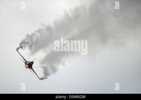 SLIAC, Slovacchia - 30 agosto: volo del F-16 Falcon della Royal Netherlands Air Force a SIAF in airshow Sliac, Slovacchia il 30 agosto 2014 Credit: Lubos Paukeje/Alamy Live News Foto Stock