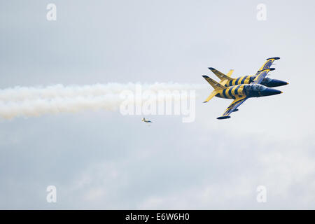 SLIAC, Slovacchia - 30 agosto: Mar Baltico api Jet Team dalla Lettonia esegue trucco durante airshow SIAF in Sliac, Slovacchia il 30 agosto 2014 Credit: Lubos Paukeje/Alamy Live News Foto Stock