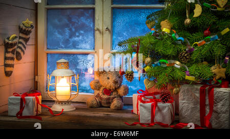 Natale casetta rurale in serata il pupazzo di neve Foto Stock