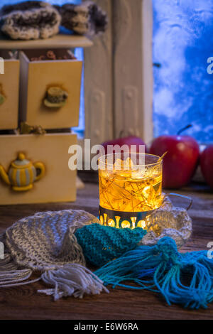 Il tè di riscaldamento in inverno sera Foto Stock