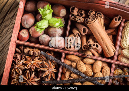 Vari tipi di ingredienti e i dadi per il cioccolato Foto Stock