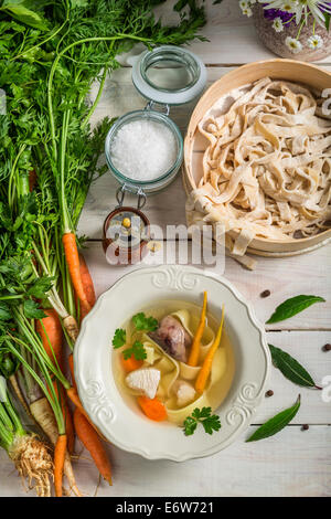 Zuppa di pollo con pasta e verdure Foto Stock