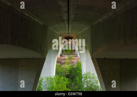 Sotto Smith-Triller viadotto che attraversa 16 Mile Creek lungo Dundas Street in Oakville, Ontario, Canada. Foto Stock