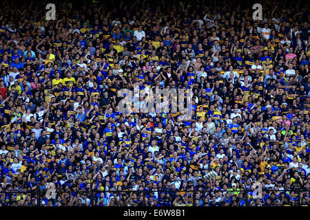 Buenos Aires, Argentina. 31 Agosto, 2014. Gli appassionati di Boca Juniors, reagiscono durante il confronto dell'Argentino Prima Divisione torneo tra Boca Juniors e Velez Sarsfield, nell'Alberto J. Armando Stadium, a Buenos Aires, Argentina, il 31 agosto, 2014. (Xinhua/Martin Zabala) (JP) (ah) Credito: Xinhua/Alamy Live News Foto Stock