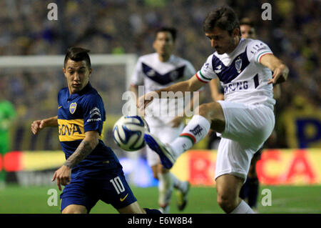 Buenos Aires, Argentina. 31 Agosto, 2014. Il giocatore Luciano Acosta (L) del Boca Juniors, contende la palla con Emiliano Papa (R) di Velez Sarsfield, durante la partita dell'Argentino Prima Divisione Torneo, nell'Alberto J. Armando Stadium, a Buenos Aires, Argentina, il 31 agosto, 2014. Credito: Xinhua/Alamy Live News Foto Stock