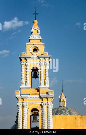 Il campanile e le campane di una chiesa nel centro storico della città di Puebla, Messico. Foto Stock