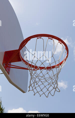 Basketball hoop dal di sotto Foto Stock