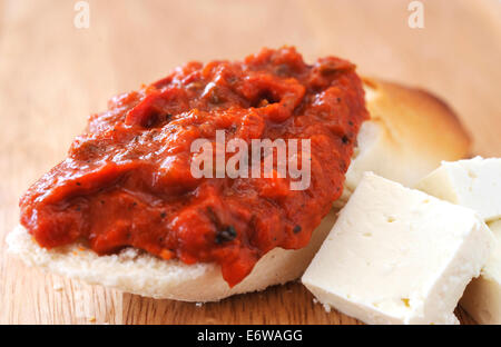 Deliziosi chutney bulgara con un pane e formaggio. Foto Stock