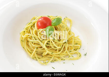 Un tipico italiano di maccheroni con ketchup, parmigiano e basilico in bianco piatto. Cibo vegetariano. Buona cucina italiana. Foto Stock