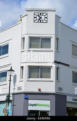 Edificio Art Deco su un angolo del nord e a ovest di strade, Peschici, Hampshire, Inghilterra, Regno Unito Foto Stock