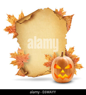 Vecchia carta con zucca e asciugare le foglie di autunno su sfondo bianco Foto Stock