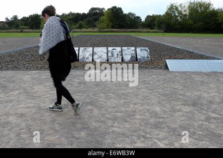 (140901) -- Francoforte (Germania), Sett. 1, 2014 (Xinhua) -- una donna visita il sito della ex Sachsenhausen campo di concentramento nazista in Oranienburg, nei pressi di Berlino, Germania, il 21 agosto 2014. Il Sachsenhausen campo di concentramento nazista fu costruito a Oranienburg circa 35 km a nord di Berlino nel 1936 e imprigionate circa 220.000 persone tra il 1936 e il 1945. Ora il sito è servito come un memoriale e il museo per conoscere la storia entro l autentico frazioni, tra cui i resti di edifici e di altre reliquie del camp. (Xinhua/Luo Huanhuan) Foto Stock