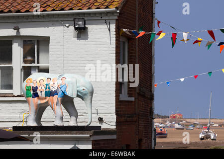 Guardando fuori alla costa con la bassa marea. Pozzetti accanto al mare, Norfolk. Foto Stock