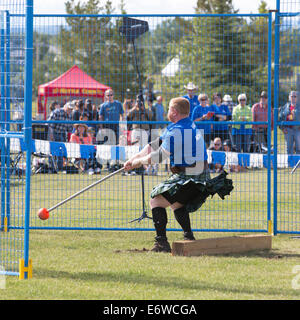 Calgary, Alberta, Canada. Il 30 agosto, 2014. Greg Hadley oscilla un martello in preparazione per i suoi passi durante la competizione in Calgary Giochi delle Highland, Calgary, Alberta, Canada sabato il 30 agosto 2014. La Calgary giochi sono una lunga tradizione, andando nel loro secondo secolo di quest'anno. Credito: Rosanne Tackaberry/Alamy Live News Foto Stock