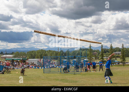 Calgary, Alberta, Canada. Il 30 agosto, 2014. Concorrente lancia una caber durante la Calgary Giochi delle Highland, Calgary, Alberta, Canada sabato il 30 agosto 2014. La Calgary giochi sono una lunga tradizione, andando nel loro secondo secolo di quest'anno. Credito: Rosanne Tackaberry/Alamy Live News Foto Stock