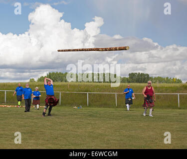 Calgary, Alberta, Canada. Il 30 agosto, 2014. Concorrente lancia una caber durante la Calgary Giochi delle Highland, Calgary, Alberta, Canada sabato il 30 agosto 2014. La Calgary giochi sono una lunga tradizione, andando nel loro secondo secolo di quest'anno. Credito: Rosanne Tackaberry/Alamy Live News Foto Stock