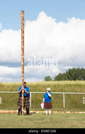 Calgary, Alberta, Canada. Il 30 agosto, 2014. Concorrente si prepara a lanciare una caber durante la Calgary Giochi delle Highland, Calgary, Alberta, Canada sabato il 30 agosto 2014. La Calgary giochi sono una lunga tradizione, andando nel loro secondo secolo di quest'anno. Credito: Rosanne Tackaberry/Alamy Live News Foto Stock