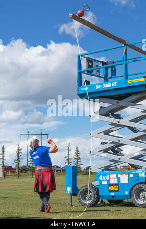 Calgary, Alberta, Canada. Il 30 agosto, 2014. Berle Conrad getta un peso sopra la barra durante la Calgary Giochi delle Highland, Calgary, Alberta, Canada sabato il 30 agosto 2014. La Calgary giochi sono una lunga tradizione, andando nel loro secondo secolo di quest'anno. Credito: Rosanne Tackaberry/Alamy Live News Foto Stock