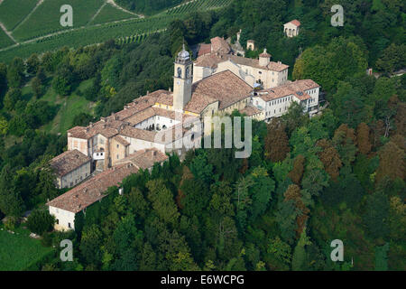 VISTA AEREA. Santuario di Crea. Sulla lista del sito patrimonio mondiale dell'UNESCO. Serralunga di Crea, Provincia di Alessandria, Piemonte, Italia. Foto Stock