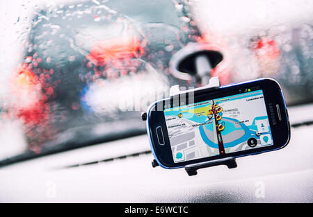 Smart phone con un Waze GPS Navigator sullo schermo Foto Stock