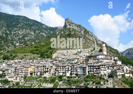 Arroccato borgo medievale. Tende, Roya Valley, Alpes-Maritimes, Francia. Foto Stock