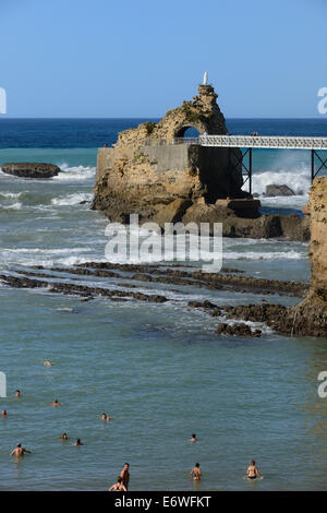 Francia, Golfo di Biscaglia, Paesi Baschi, resort di Biarritz, la Vergine Rock e nuotatori Foto Stock