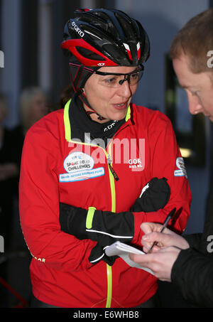 Davina McCall lascia un hotel a Keswick per iniziare il giorno 2 del suo BT Sport sfida di sfiato 'Davina - oltre il punto di rottura' che vedrà il presentatore avente per ciclo, nuotare ed eseguire oltre 500 miglia da Edimburgo a Londra in appena sette giorni. Il 46-anno-vecchio Foto Stock