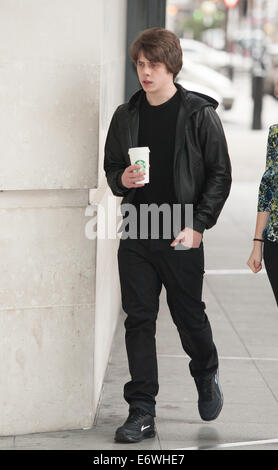 Gli ospiti arrivano per il Andrew Marr Show tenutosi presso il Centro Televisivo della BBC. Dotato di: Jake Bugg dove: Londra, Regno Unito quando: 09 Feb 2014 Foto Stock