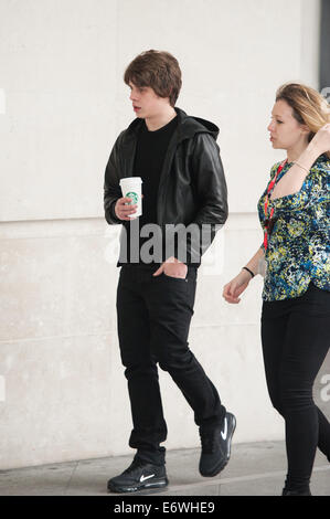 Gli ospiti arrivano per il Andrew Marr Show tenutosi presso il Centro Televisivo della BBC. Dotato di: Jake Bugg dove: Londra, Regno Unito quando: 09 Feb 2014 Foto Stock