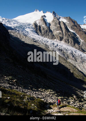 Il Glacier du Trient e Aiguille du Tour dalla Fenetre d'Arpette, confine Svizzera-Francia Foto Stock