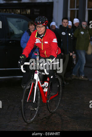 Davina McCall lascia un hotel a Keswick per iniziare il giorno 2 del suo BT Sport sfida di sfiato 'Davina - oltre il punto di rottura' che vedrà il presentatore avente per ciclo, nuotare ed eseguire oltre 500 miglia da Edimburgo a Londra in appena sette giorni. Il 46-anno-vecchio Foto Stock