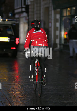 Davina McCall lascia un hotel a Keswick per iniziare il giorno 2 del suo BT Sport sfida di sfiato 'Davina - oltre il punto di rottura' che vedrà il presentatore avente per ciclo, nuotare ed eseguire oltre 500 miglia da Edimburgo a Londra in appena sette giorni. Il 46-anno-vecchio Foto Stock