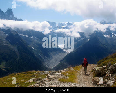 Le Tour du Mont Blanc, Le Grand Balcon sud, Chamonix, Francia con Mer de Glace dietro Foto Stock