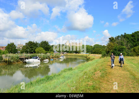 Vista del Castello di Arundel e la città dalla riva del fiume Arun, Arundel, West Sussex, in Inghilterra, Regno Unito Foto Stock