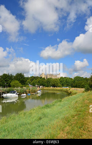 Vista del Castello di Arundel e la città dalla riva del fiume Arun, Arundel, West Sussex, in Inghilterra, Regno Unito Foto Stock