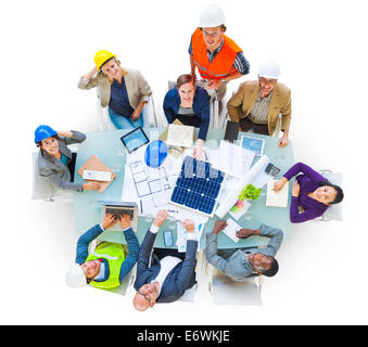 Architetti e progettisti che lavorano in ufficio Foto Stock