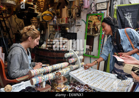 Ragazze acquisti di gioielleria in negozio di antiquariato, Jaffa mercato delle pulci, Israele Foto Stock