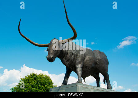 Tara, il toro di bronzo statua, Vallimägi, la collina del castello di Rakvere, Estonia, paesi baltici, Europa Foto Stock