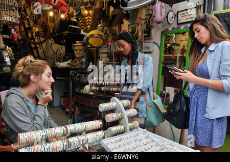 Ragazze acquisti di gioielleria in negozio di antiquariato, Jaffa mercato delle pulci, Israele Foto Stock