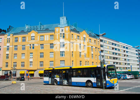 Bus, Hakaniemen tori, Hakaniemi market hall, Kallio distretto, Helsinki, Finlandia, Europa Foto Stock