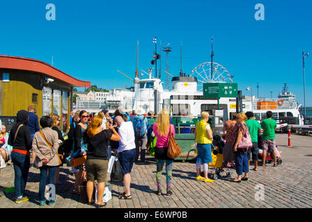 Persone in attesa per il traghetto per l'isola Suomenlinna, Kauppatori, la piazza del mercato principale e il centro di Helsinki, Finlandia, Europa Foto Stock