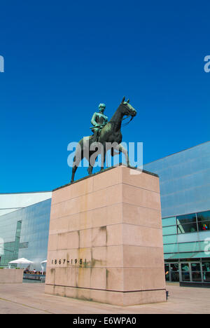 Statua di Carl Gustav Mannerheim, generale finlandese e presidente, nella parte anteriore il Kiasma edificio (1998), Mannerheimintie, Helsinki, Fin Foto Stock