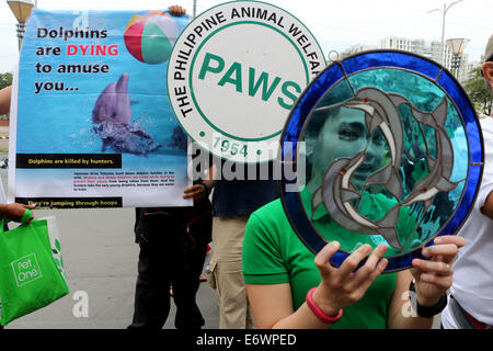 Pasay City, Filippine. 1 Sep, 2014. Filippino attivisti ambientali degli avvocati partecipa da tutto il globo in posa contrapposta e crudele e inumano da attività di allestimento di un'azione di protesta di fronte all'Ambasciata del Giappone nella città di Manila. Ogni anno, macellazione annuale di delfini nel Taiji, Giappone inizia il primo giorno del mese di settembre. Credito: Gregorio B. Dantes Jr./Pacific Press/Alamy Live News Foto Stock